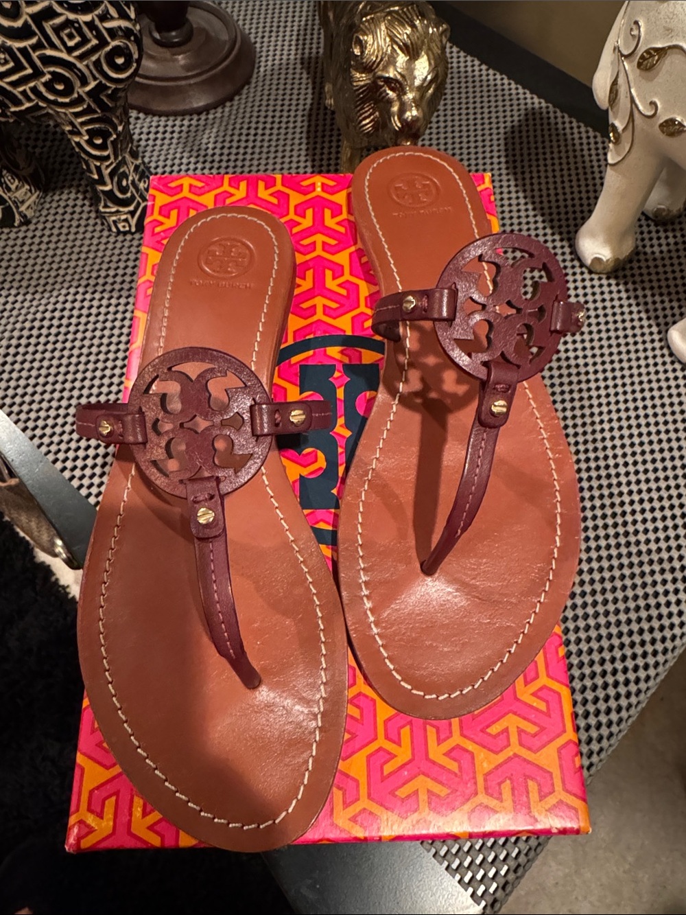 Leather Tory Burch Thong Sandals in Burgundy/ Wine Designer Logo Style size 9.